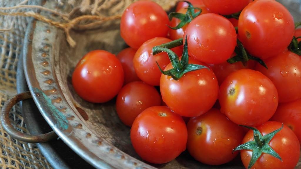 jak obrać pomidory ze skórki bez parzenia